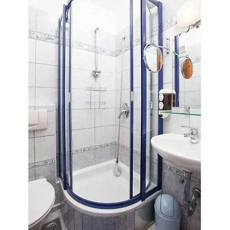 Leonard Comfortable Makarska